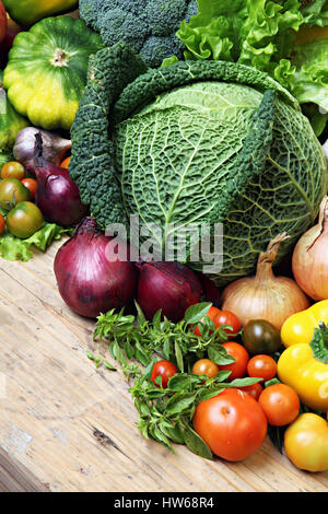 Légumes frais de la ferme- oignons,chou, tomates- sur la table. Banque D'Images