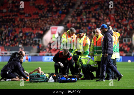 Huddersfield Town manager David Wagner vérifie sur Jonathan Hogg comme il reçoit le traitement sur le terrain pour une blessure au cours de la Sky Bet Championship match à Ashton Gate, Bristol. Banque D'Images