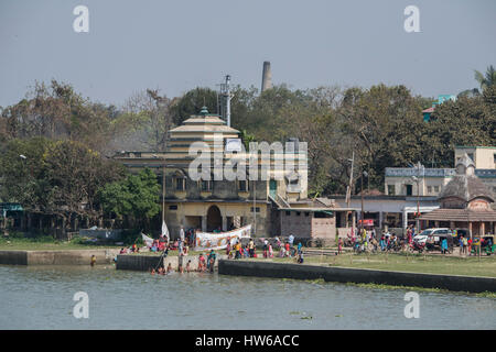 L'Inde, Kolkata (Calcutta jusqu'en 2001) capitale de l'état indien du Bengale occidental, de la rivière Hooghly. Les villageois se baigner dans la rivière. Banque D'Images