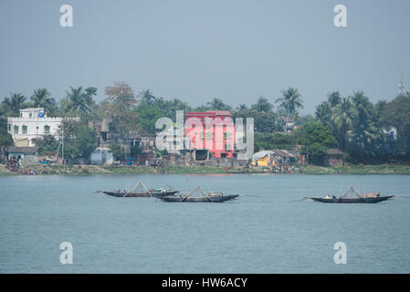 L'Inde, Kolkata (Calcutta jusqu'en 2001) l'ouest du Bengale, de la rivière Hooghly. Les pêcheurs locaux dans les bateaux de pêche avec des filets. Les villageois se baigner dans la rive Banque D'Images