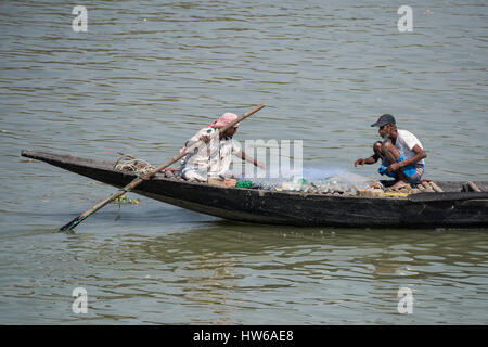 L'Inde, Kolkata (Calcutta jusqu'en 2001) capitale de l'état indien du Bengale occidental, situé sur la rivière Hooghly. Les pêcheurs en bateau typique à l'aide de rec Banque D'Images