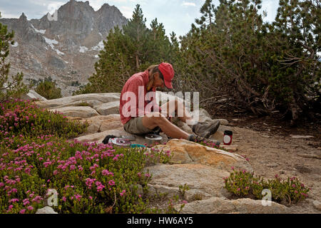 CA03062-00...CALIFORNIE - Préparation pour cuire le dîner dans un camping ci-dessous sur le Col Argent JMT/PCT dans le John Muir Wilderness. Banque D'Images