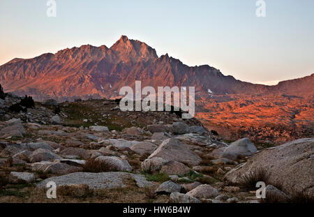 CA03094-00...CALIFORNIE - Coucher de soleil sur le mont Humphreys de couverts en pierre à Meadow Lake dans la Goethe John Muir Wilderness area de l'Inyo National pour Banque D'Images