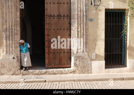 Femme en porte La Havane 2017 Banque D'Images