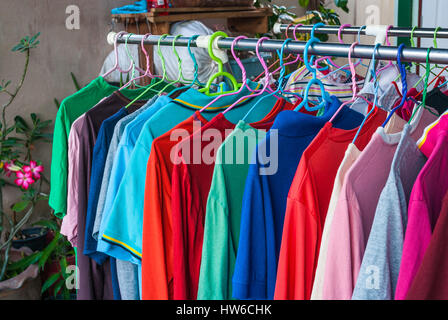 Chemises colorées Hanging on Clothes Line pour le séchage Banque D'Images