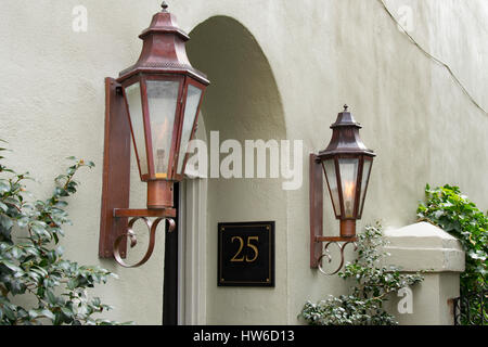 Entrée avec le cuivre des lampes à gaz sur des murs en stuc Banque D'Images