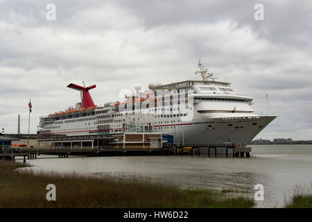 Carnival Cruise Ship 'Ecstasy' accosté à Charleston, SC Banque D'Images