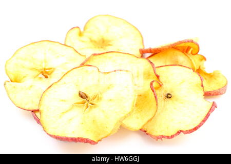 Composition des tranches de pommes séchées isolé sur fond blanc Banque D'Images