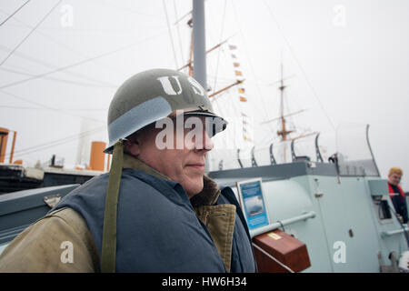 Soldat américain à bord de la WW2 British MTB, Motor Torpedo Boat, looking away Banque D'Images