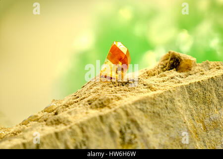 Topaz minéral dans la nature sur un rocher Banque D'Images