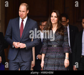 Le duc et la duchesse de Cambridge, aux Invalides, où ils ont rencontré un certain nombre de victimes et les premiers intervenants du Bataclan et de belles attaques et aussi entendu davantage sur l'important patrimoine historique et rôle actuel du site, en particulier ses travaux des anciens combattants et ses programmes de réhabilitation, dans le cadre de leur visite officielle dans la capitale française. Banque D'Images