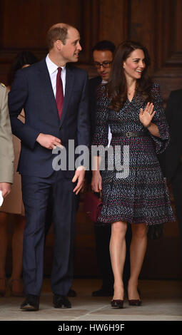 Le duc et la duchesse de Cambridge, aux Invalides, où ils ont rencontré un certain nombre de victimes et les premiers intervenants du Bataclan et de belles attaques et aussi entendu davantage sur l'important patrimoine historique et rôle actuel du site, en particulier ses travaux des anciens combattants et ses programmes de réhabilitation, dans le cadre de leur visite officielle dans la capitale française. Banque D'Images