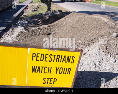 Melbourne, Victoria, Australie - Août 15, 2016 : Travaux routiers avec un panneau d'avertissement pour les piétons Banque D'Images