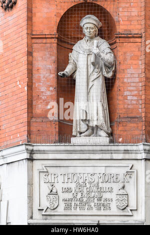 Statue de Thomas More à l'extérieur de la Royal Courts of Justice, Londres. Banque D'Images