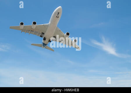 Gros avions à réaction sur l'approche à l'atterrissage dans un blue cloudy sky Banque D'Images