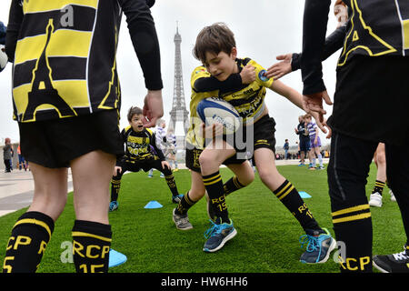 Les écoliers pratiquent au Trocadéro en attendant l'arrivée du duc et de la duchesse de Cambridge, qui assisteront à un événement les voisins en action soulignant les liens étroits entre les jeunes de France et du Royaume-Uni, lors d'une visite officielle à Paris, en France. Banque D'Images