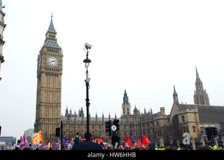 Des pancartes en cours dans le cadre d'une manifestation politique sur la place du Parlement en face de Big Ben et du Parlement. Banque D'Images