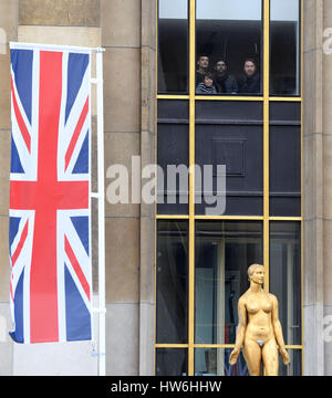 Les membres du public regardent par une fenêtre donnant sur le Trocadéro en attendant l'arrivée du duc et de la duchesse de Cambridge, où ils participeront à un "Les voisins en Action" événement soulignant les liens étroits entre les jeunes de la France et le Royaume-Uni, lors d'une visite officielle à Paris, France. Banque D'Images