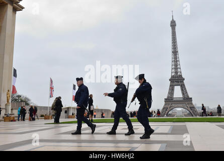 La police française au Trocadéro attend l'arrivée du duc et de la duchesse de Cambridge, où ils assisteront à un événement les voisins en action mettant en lumière les liens étroits entre les jeunes de France et du Royaume-Uni, lors d'une visite officielle à Paris, en France. Banque D'Images