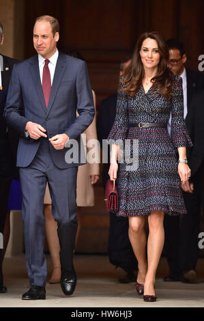 PABEST Le duc et la duchesse de Cambridge, aux Invalides, où ils ont rencontré un certain nombre de victimes et les premiers intervenants du Bataclan et de belles attaques et aussi entendu davantage sur l'important patrimoine historique et rôle actuel du site, en particulier ses travaux des anciens combattants et ses programmes de réhabilitation, dans le cadre de leur visite officielle dans la capitale française. Banque D'Images