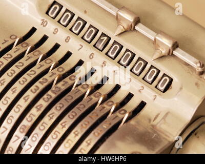 De nombreux zéros dans l'affichage d'une vieille calculatrice mécanique, Melbourne 2015 Banque D'Images