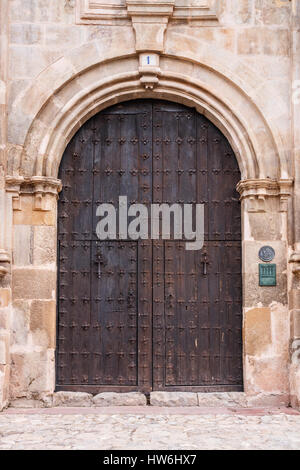 Grande porte en bois monumentale avec arch en style roman à Calle Catedral. Albarracin, Espagne. Banque D'Images