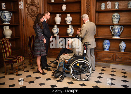 Le duc et la duchesse de Cambridge, aux Invalides, où ils ont rencontré un certain nombre de victimes et les premiers intervenants du Bataclan et de belles attaques et aussi entendu davantage sur l'important patrimoine historique et rôle actuel du site, en particulier ses travaux des anciens combattants et ses programmes de réhabilitation, dans le cadre de leur visite officielle dans la capitale française. Banque D'Images