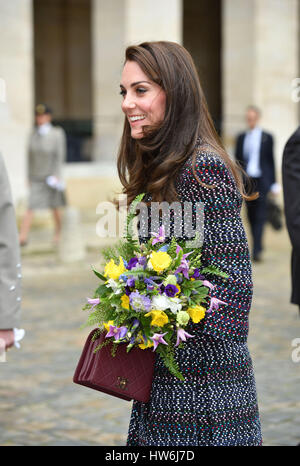 La duchesse de Cambridge aux Invalides après qu'elle a rencontré un certain nombre de victimes et les premiers intervenants du Bataclan et de belles attaques et aussi entendu davantage sur l'important patrimoine historique et rôle actuel du site, en particulier ses travaux des anciens combattants et ses programmes de réhabilitation, dans le cadre de leur visite officielle dans la capitale française. Banque D'Images