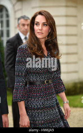 La duchesse de Cambridge aux Invalides après qu'elle a rencontré un certain nombre de victimes et les premiers intervenants du Bataclan et de belles attaques et aussi entendu davantage sur l'important patrimoine historique et rôle actuel du site, en particulier ses travaux des anciens combattants et ses programmes de réhabilitation, dans le cadre de leur visite officielle dans la capitale française. Banque D'Images