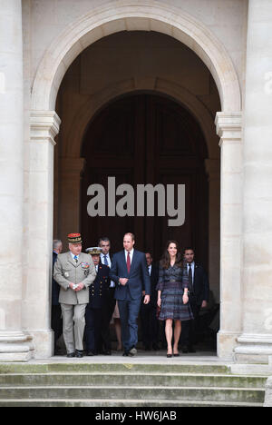 Le duc et la duchesse de Cambridge, aux Invalides, où ils ont rencontré un certain nombre de victimes et les premiers intervenants du Bataclan et de belles attaques et aussi entendu davantage sur l'important patrimoine historique et rôle actuel du site, en particulier ses travaux des anciens combattants et ses programmes de réhabilitation, dans le cadre de leur visite officielle dans la capitale française. Banque D'Images