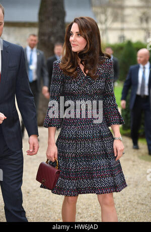 La duchesse de Cambridge aux Invalides après qu'elle a rencontré un certain nombre de victimes et les premiers intervenants du Bataclan et de belles attaques et aussi entendu davantage sur l'important patrimoine historique et rôle actuel du site, en particulier ses travaux des anciens combattants et ses programmes de réhabilitation, dans le cadre de leur visite officielle dans la capitale française. Banque D'Images