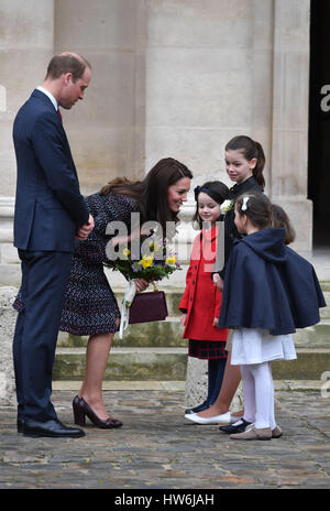 Le duc et la duchesse de Cambridge, aux Invalides, où ils ont rencontré un certain nombre de victimes et les premiers intervenants du Bataclan et de belles attaques et aussi entendu davantage sur l'important patrimoine historique et rôle actuel du site, en particulier ses travaux des anciens combattants et ses programmes de réhabilitation, dans le cadre de leur visite officielle dans la capitale française. Banque D'Images