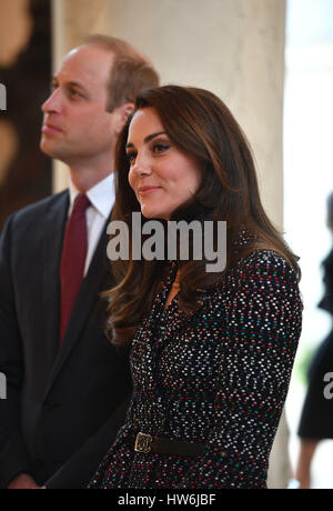 Le duc et la duchesse de Cambridge, aux Invalides, où ils ont rencontré un certain nombre de victimes et les premiers intervenants du Bataclan et de belles attaques et aussi entendu davantage sur l'important patrimoine historique et rôle actuel du site, en particulier ses travaux des anciens combattants et ses programmes de réhabilitation, dans le cadre de leur visite officielle dans la capitale française. Banque D'Images