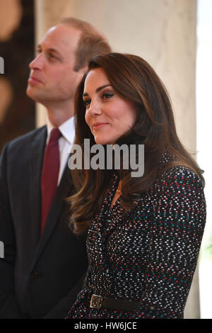 Le duc et la duchesse de Cambridge, aux Invalides, où ils ont rencontré un certain nombre de victimes et les premiers intervenants du Bataclan et de belles attaques et aussi entendu davantage sur l'important patrimoine historique et rôle actuel du site, en particulier ses travaux des anciens combattants et ses programmes de réhabilitation, dans le cadre de leur visite officielle dans la capitale française. Banque D'Images