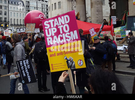 Les gens se rassemblent à l'extérieur de la BBC des bureaux à Portland Place, près de Oxford Street, Londres à mars contre le racisme dans les débats sur la place des migrants en Grande-Bretagne après la sortie de l'Union européenne. Banque D'Images