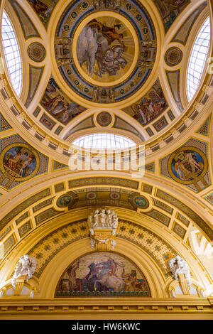 Les médicaments les plus grands thermes d'Europe. La néo baroque des bains Szechenyi, Parc de la ville. L'Europe du sud-est de la Hongrie, Budapest Banque D'Images