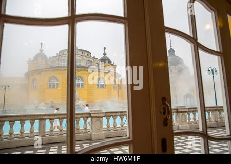 Les médicaments les plus grands thermes d'Europe. La néo baroque des bains Szechenyi, Parc de la ville. L'Europe du sud-est de la Hongrie, Budapest Banque D'Images