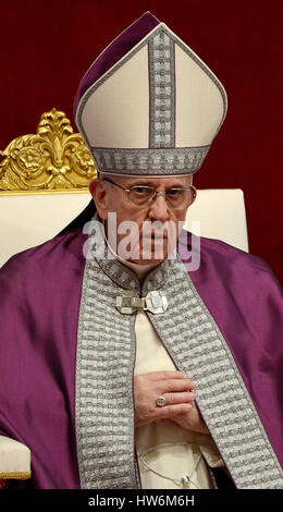 Cité du Vatican, Vatican. Mar 17, 2017. Le pape François a célébré à la liturgie pénitentielle dans la Basilique Saint Pierre. Pour le "24 heures pour le Seigneur, le Pape François" avant qu'il s'est agenouillé et a avoué, puis avoué 10 fidèles présents à la liturgie. Credit : Andrea Franceschini/Pacific Press/Alamy Live News Banque D'Images
