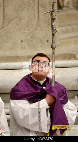 Cité du Vatican, Vatican. Mar 17, 2017. Le pape François a célébré à la liturgie pénitentielle dans la Basilique Saint Pierre. Pour le "24 heures pour le Seigneur, le Pape François" avant qu'il s'est agenouillé et a avoué, puis avoué 10 fidèles présents à la liturgie. Credit : Andrea Franceschini/Pacific Press/Alamy Live News Banque D'Images