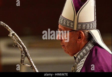 Cité du Vatican, Vatican. Mar 17, 2017. Le pape François a célébré à la liturgie pénitentielle dans la Basilique Saint Pierre. Pour le "24 heures pour le Seigneur, le Pape François" avant qu'il s'est agenouillé et a avoué, puis avoué 10 fidèles présents à la liturgie. Credit : Andrea Franceschini/Pacific Press/Alamy Live News Banque D'Images