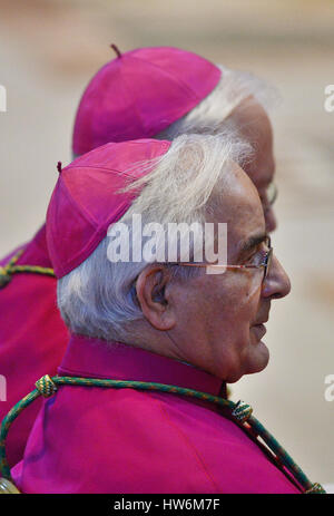 Cité du Vatican, Vatican. Mar 17, 2017. Le pape François a célébré à la liturgie pénitentielle dans la Basilique Saint Pierre. Pour le "24 heures pour le Seigneur, le Pape François" avant qu'il s'est agenouillé et a avoué, puis avoué 10 fidèles présents à la liturgie. Credit : Andrea Franceschini/Pacific Press/Alamy Live News Banque D'Images