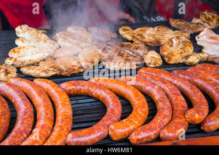 La nourriture à l'air libre des stands de nourriture. Marché de Noël. L'Europe du sud-est de la Hongrie, Budapest Banque D'Images