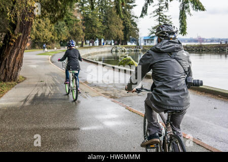 Les cyclistes équitation dans la voie cyclable au parc Stanley à Vancouver, Canada. Banque D'Images