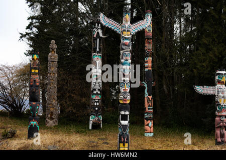 Les Totems du parc Stanley, Vancouver, Canada. Plusieurs sculptures dans différents styles et couleurs. Banque D'Images