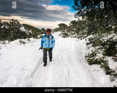 Randonneur sur un sentier couvert de neige, la Sierra de Mijas. La province de Malaga. Costa del Sol, Andalousie Espagne du Sud.L'Europe Banque D'Images