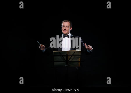 Dans l'orchestre tuxedo noir foncé en studio Banque D'Images