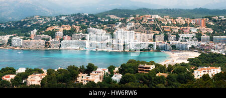 Belle vue panoramique vue de dessus de Santa Ponsa resort, la plage de sable blanc, des transats, des hôtels et des yachts, Majorque Banque D'Images