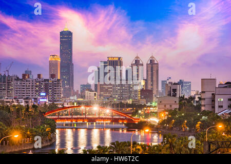 Kaohsiung, Taiwan Skyline au crépuscule. Banque D'Images