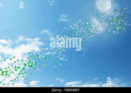 Livre vert et blanc ballons dans le ciel Banque D'Images