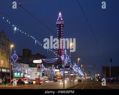 La tour de Blackpool et les illuminations le long de la Golden Mile Banque D'Images